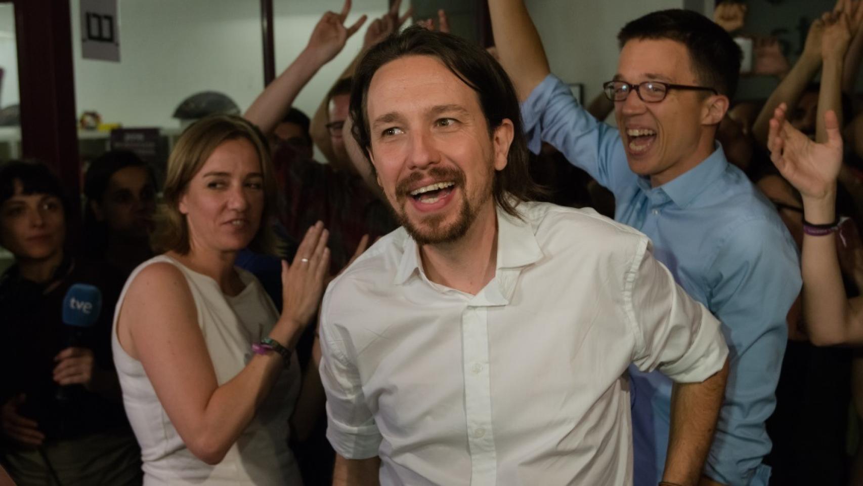 Tania Sánchez e Íñigo Errejón celebran con Iglesias el postdebate.