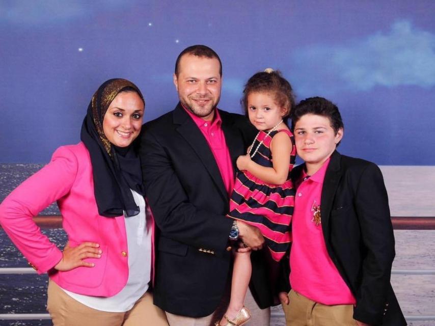 Mahmoud ElAwadi tuvo que mantener a su bebé de seis meses (el niño de la imagen) con un dólar en el bolsillo.