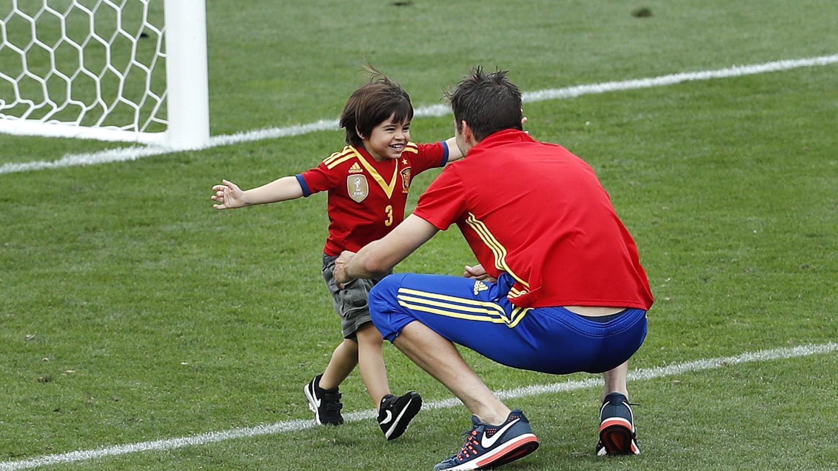 Milan con su padre Gerard Piqué