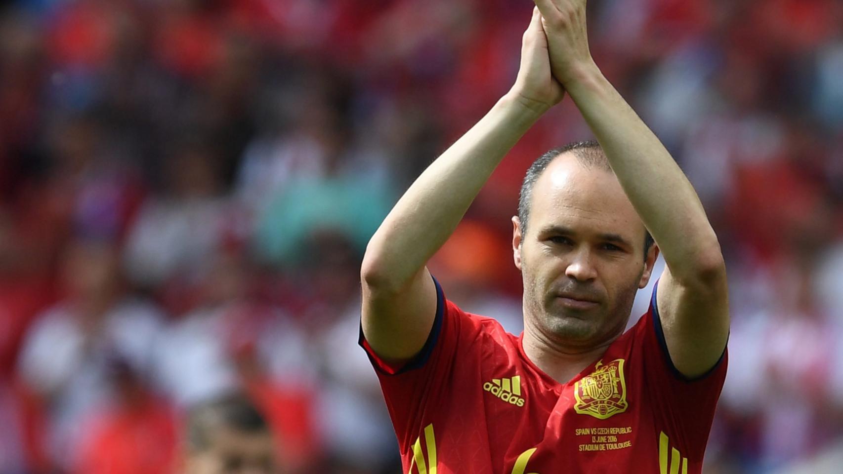 Andrés Iniesta saluda al público tras la victoria ante República Checa.
