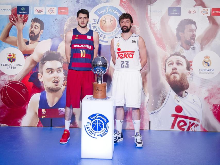 Álex Abrines y Sergio Llull posan junto al trofeo de la Liga Endesa.