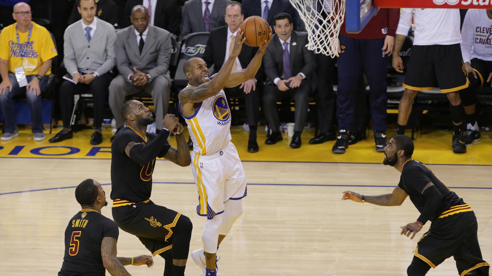 Momento del encuentro entre los Warriors y los Cavaliers en el Oracle Arena