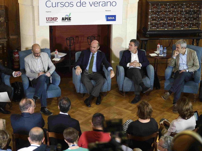 Los representantes de los cuatro partidos, durante el debate en la UIMP