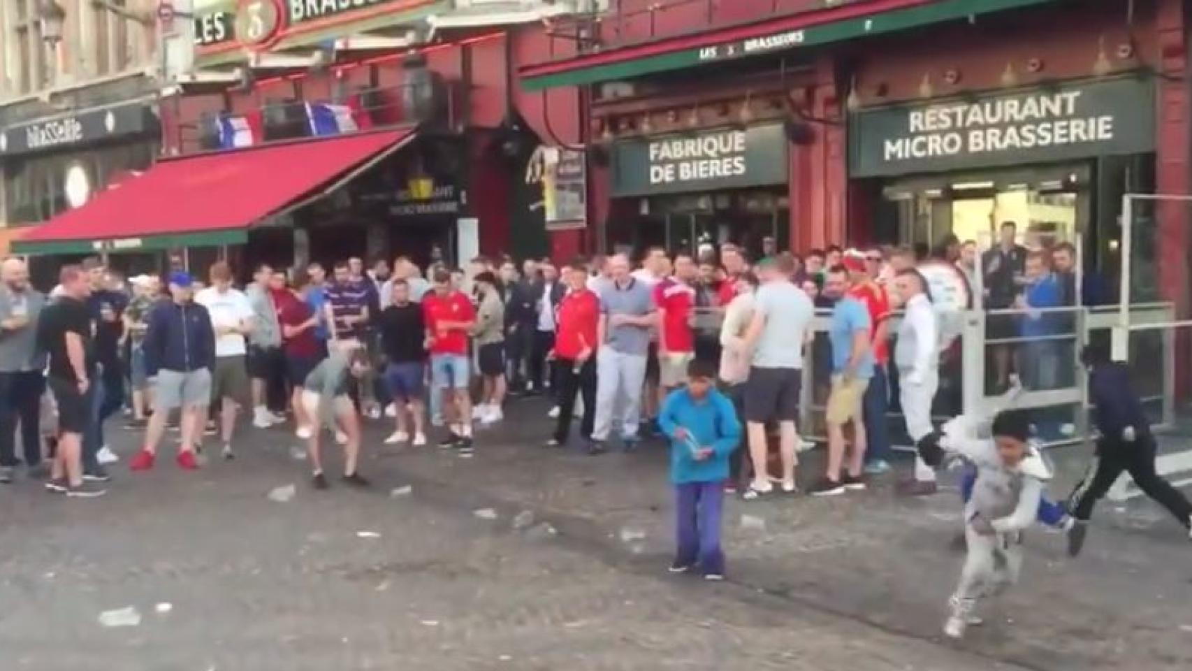 Los aficionados ingleses humillan a los niños en Lille.