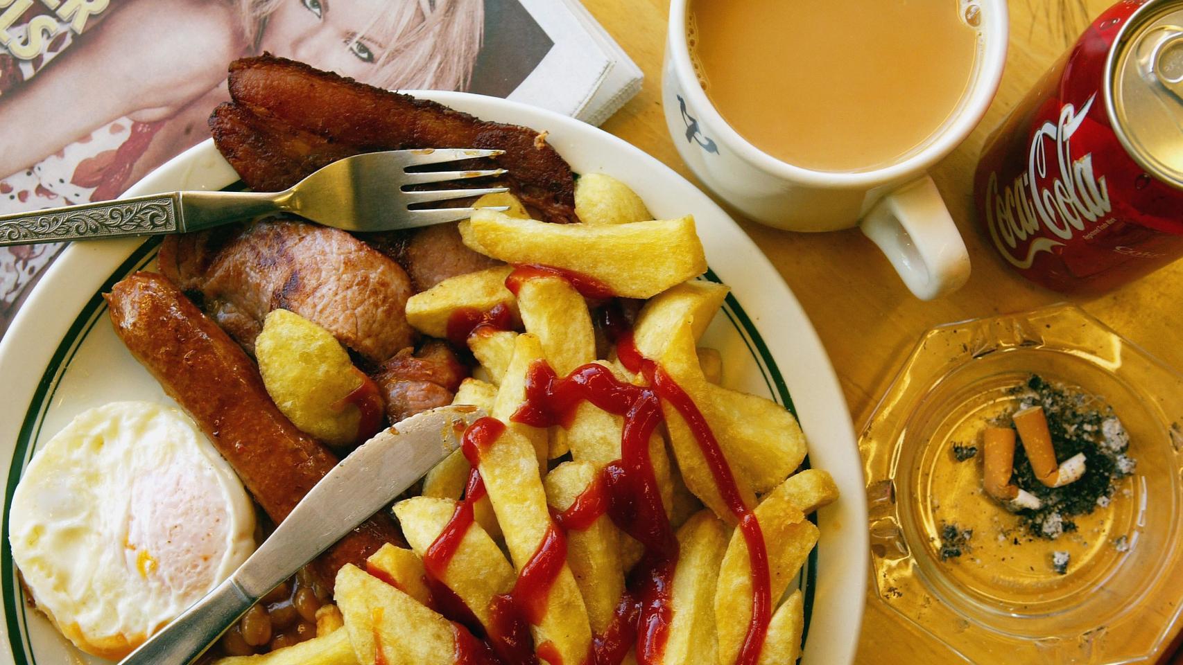 Café ardiendo, bacon... La OMS nos quita todo los que nos gusta