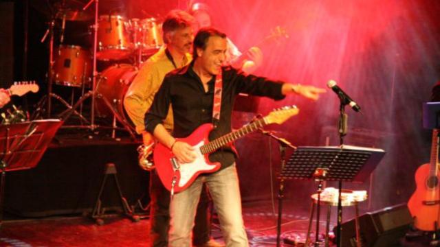Pablo Molins tocando la guitarra en uno de sus conciertos