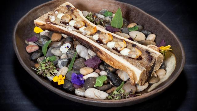 Gunkan de tuétano templado , berberechos y chocolate, de Sushi99.