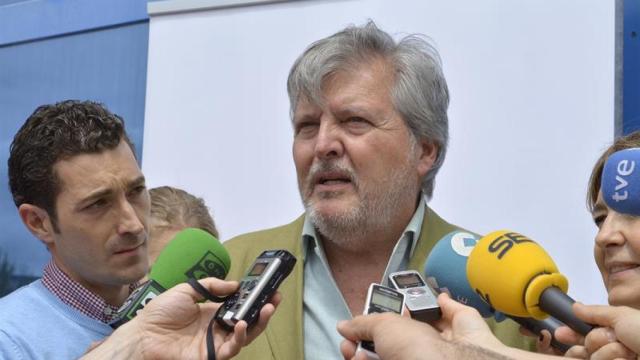 El ministro de Educación, Íñigo Méndez de Vigo, este martes en una fábrica de pasta