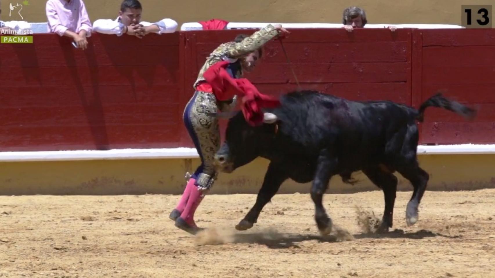 Momento en el que el alumno asesta una de las catorce estocadas