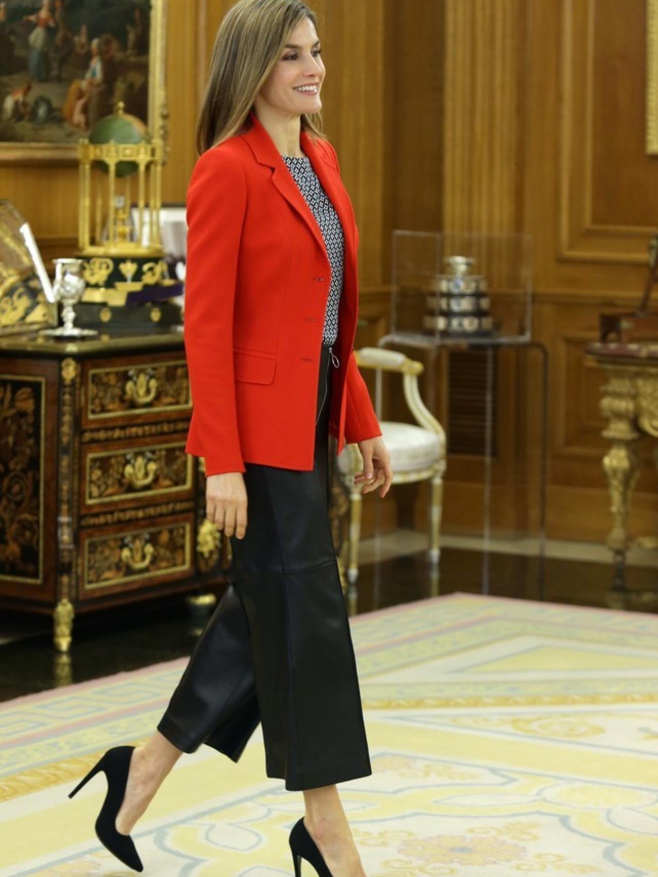 La monarca con los famoso pantalones de cuero en una audiencia en el Palacio de la Zarzuela