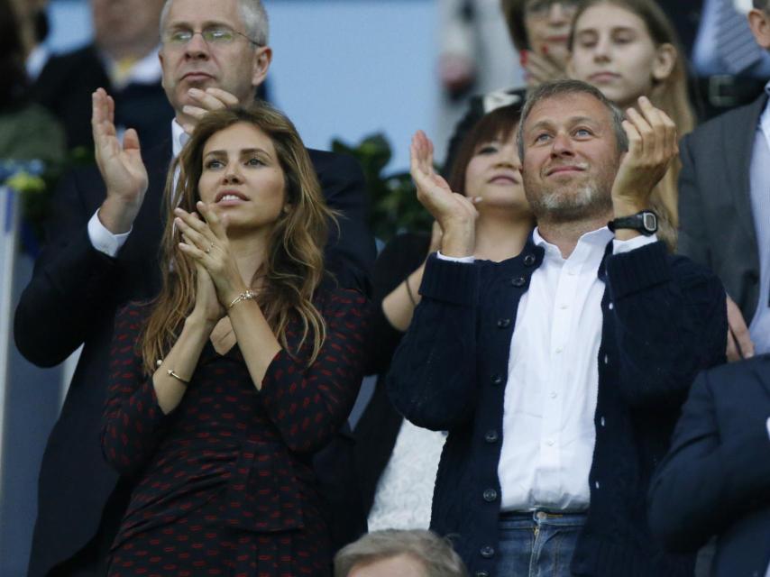 Abramovich con su pareja  Dasha Zhukova en la final de la Champions en 2012