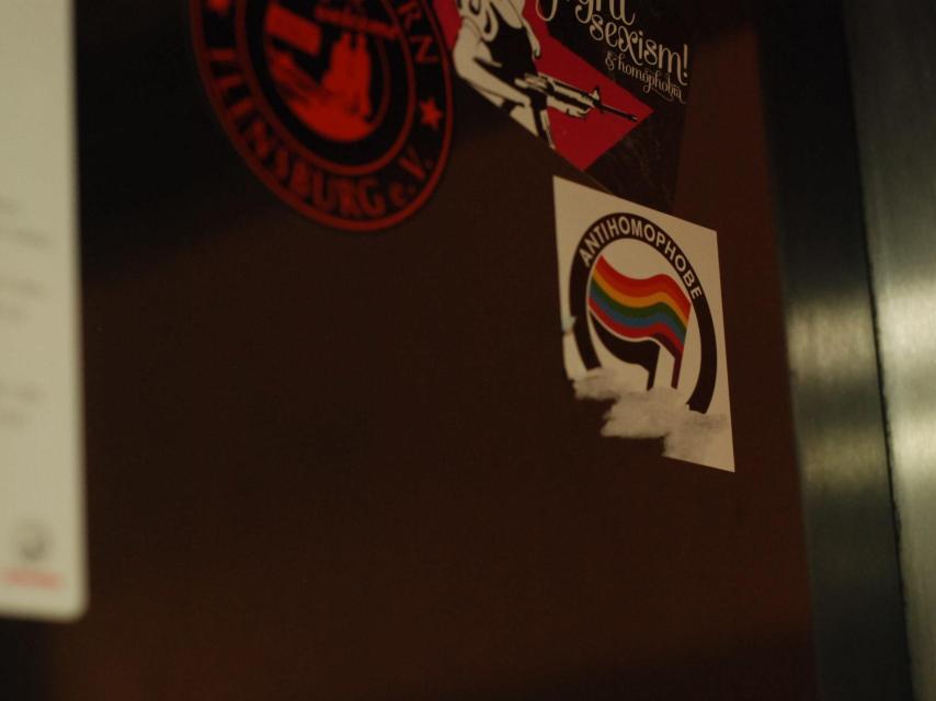 Pegatinas en el letrero de la zona común.