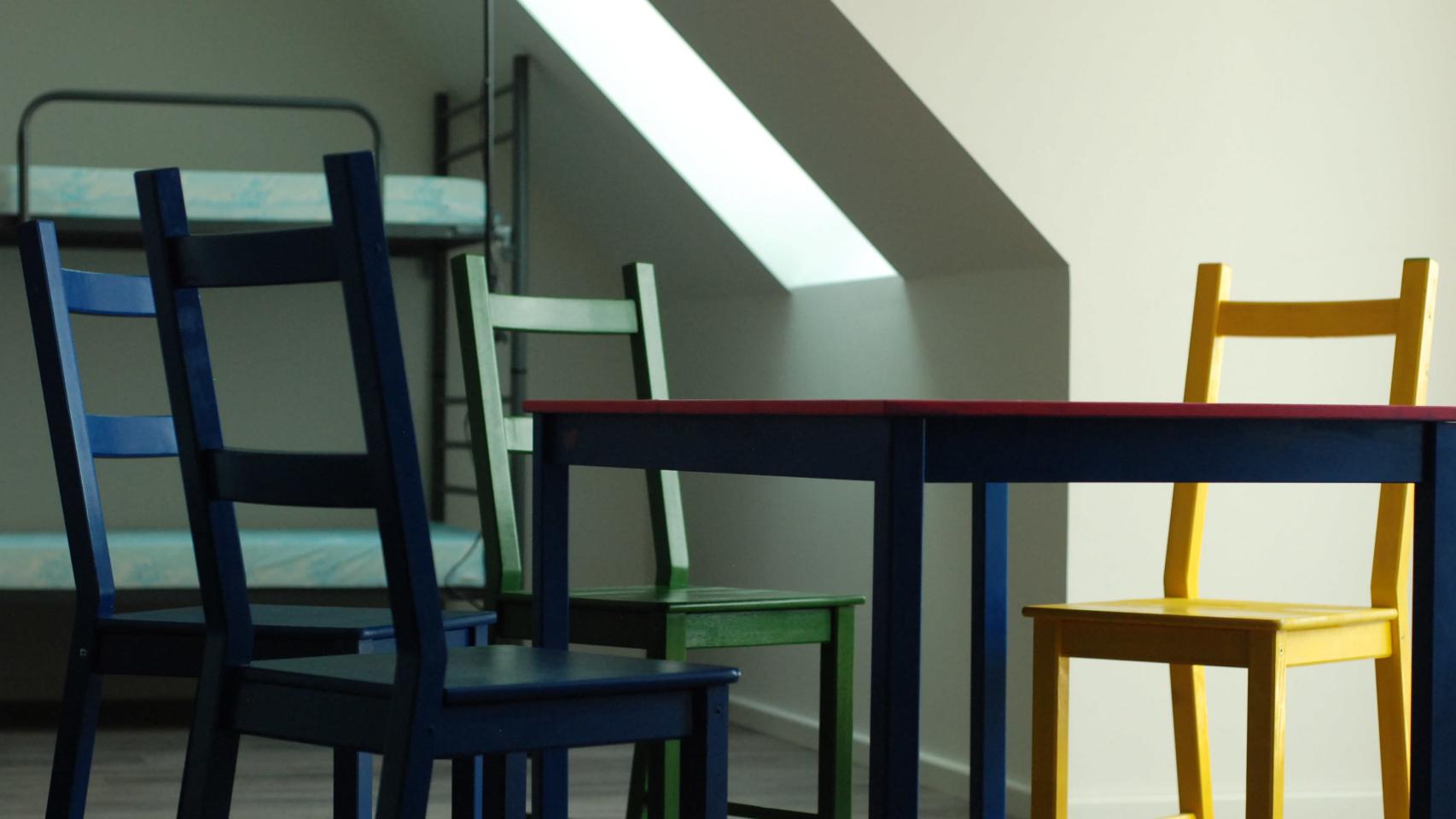 Sillas de Ikea pintadas con los colores del arcoiris.