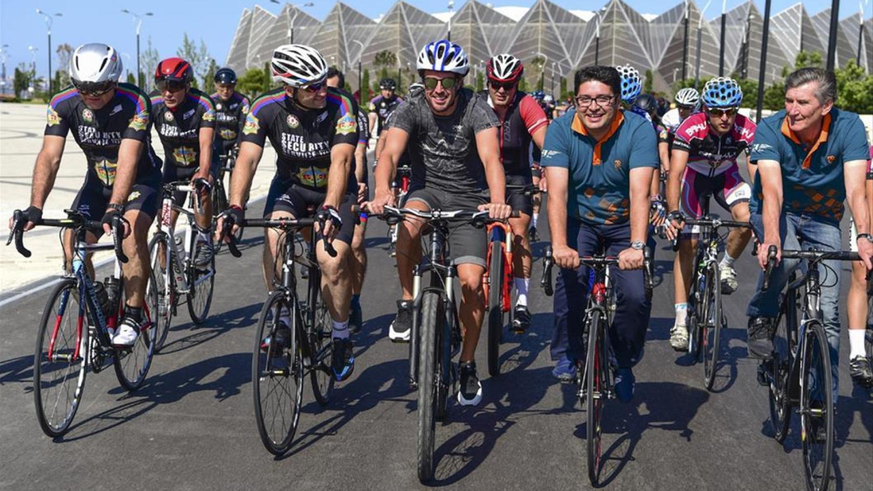 Fernando Alonso en bicicleta por las calles de Baku.
