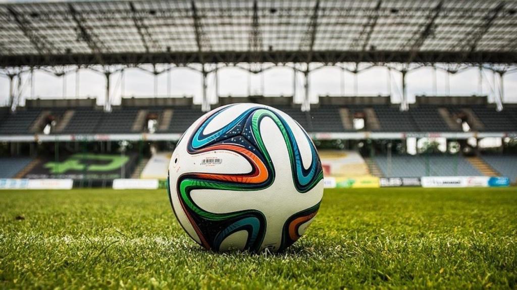 Un balón de fútbol en el terreno de juego.