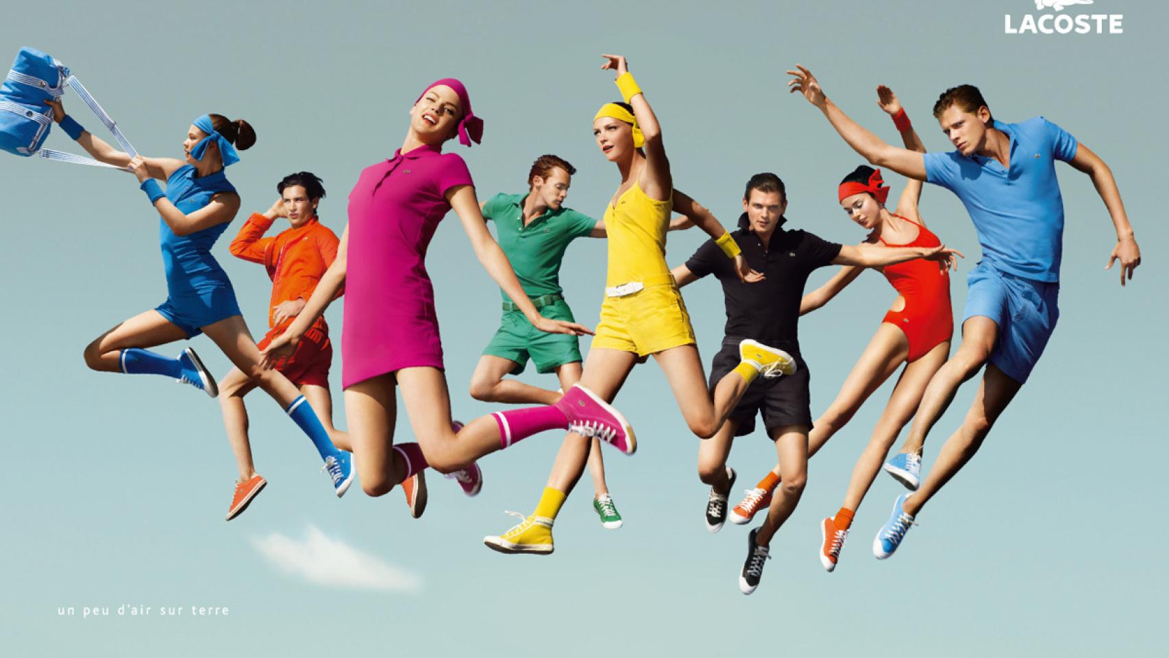 Model@s luciendo la prenda insignia de la firma, los polos.