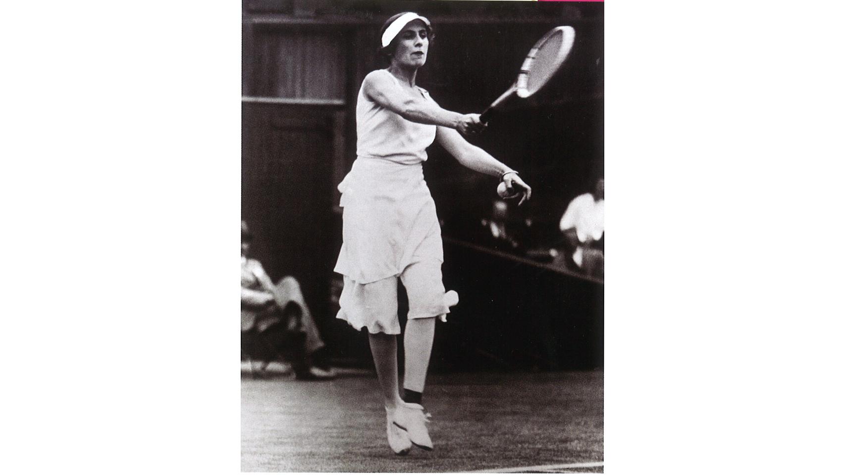 Lili  Álvarez en WImbledon con la falda pantalón diseñada por Elsa Schiaparelli que le aporta libertad de movimiento.
