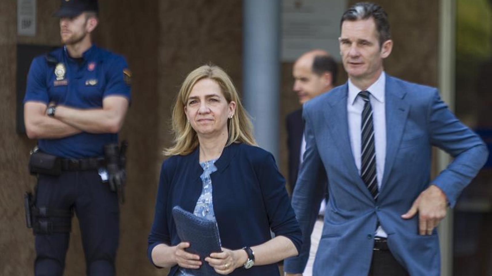 La infanta Cristina y Urdangarin, tras declarar en Palma de Mallorca.
