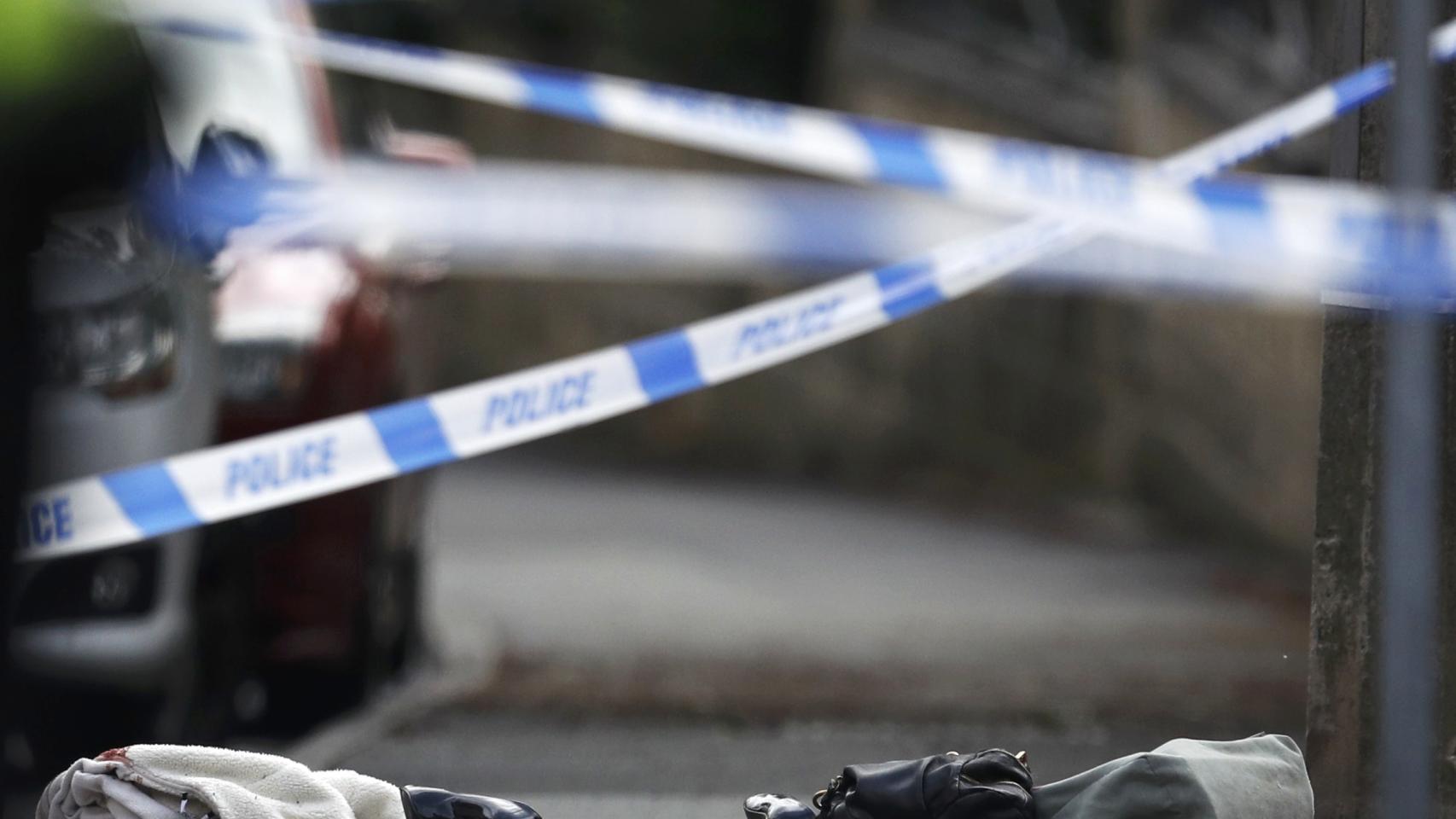 Pertenencias personales de la diputada Jo Cox en el lugar donde se ha producido el asesinato.