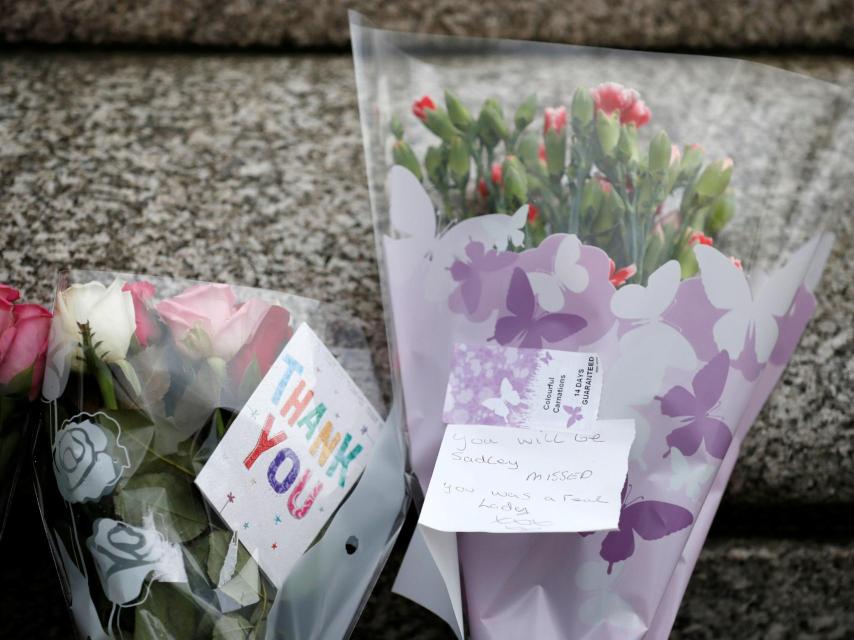 Flores en homenaje a la diputada Jo Cox cerca del lugar donde fue asesinada.