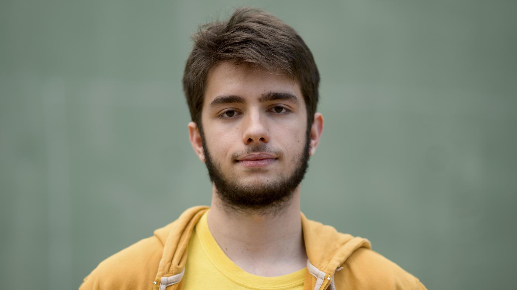 A Eduardo no le gusta ningún partido. No sabe si votará.