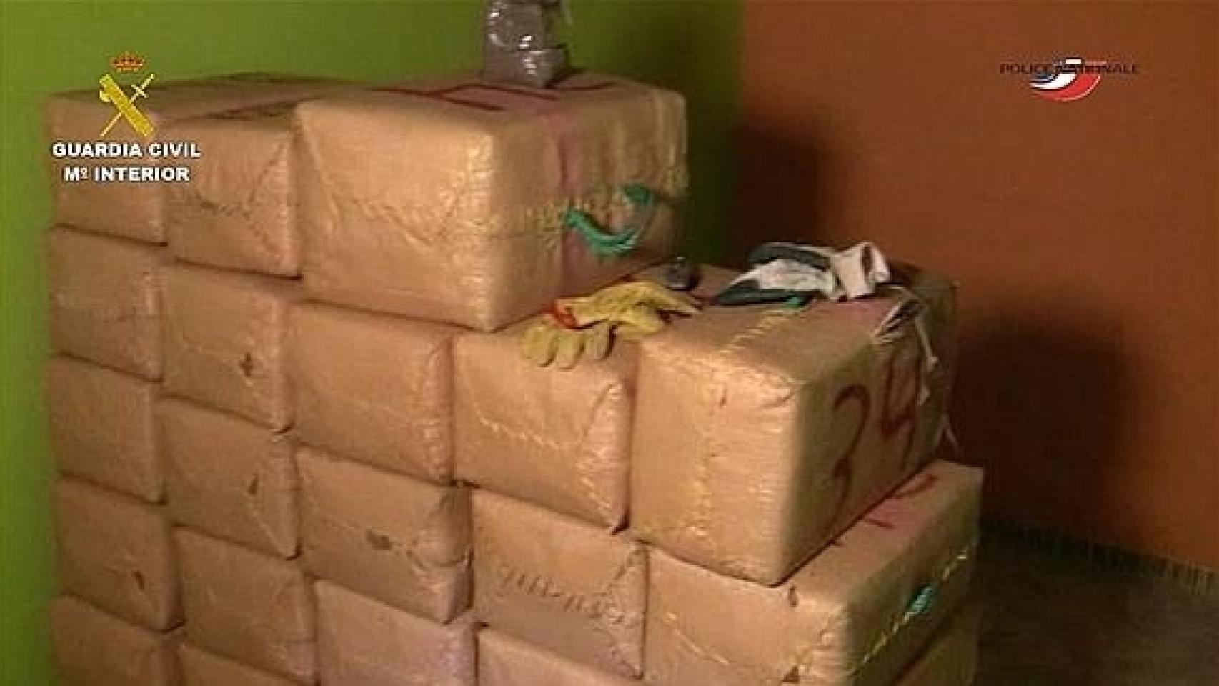 Fardos de hachís decomisados en una operación contra el tráfico de drogas en Málaga.