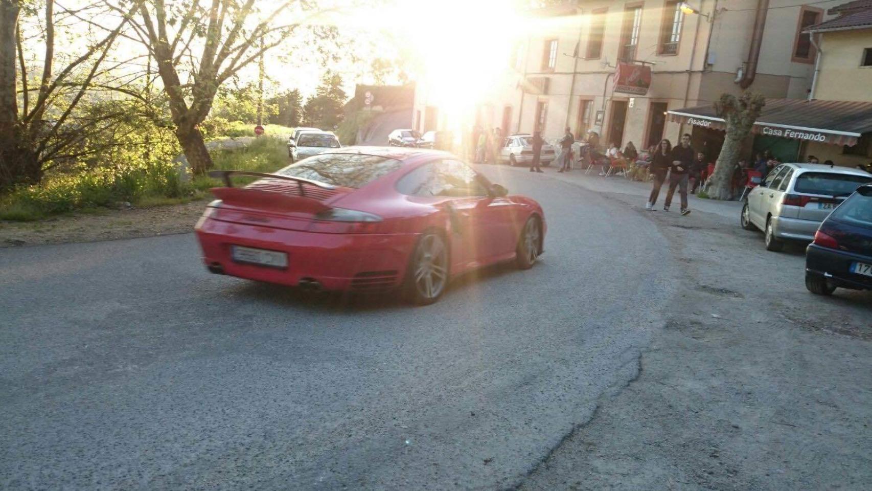 Coches de gran cilindrada corren en La Curvona
