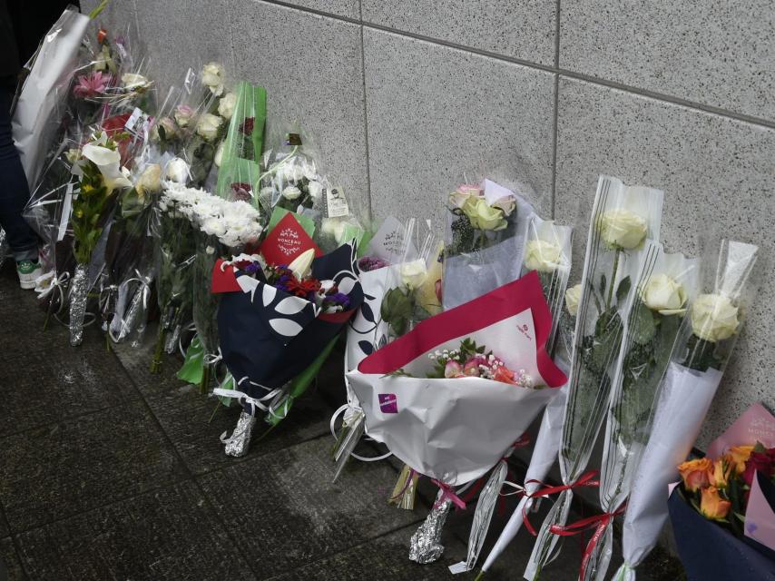 La gente ha dejado flores a las afueras de la comisaría donde trabajaba Salvaing.