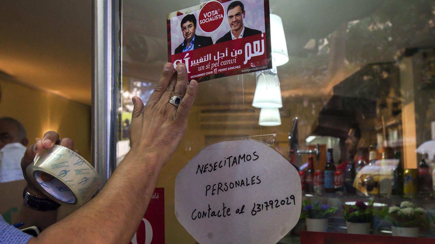 Un cartel con el lema de campaña del PSOE escrito en árabe.