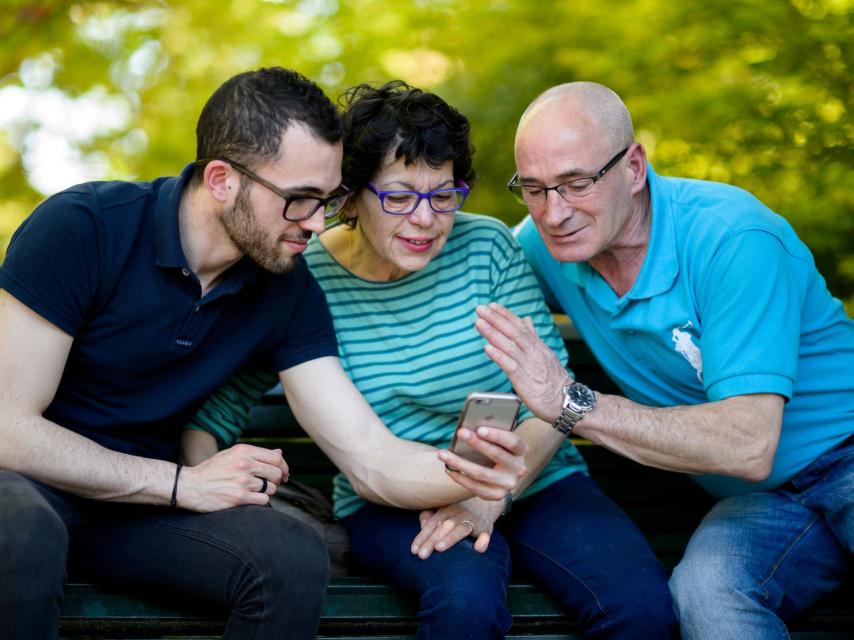 La familia Vázquez viendo una de sus grabaciones