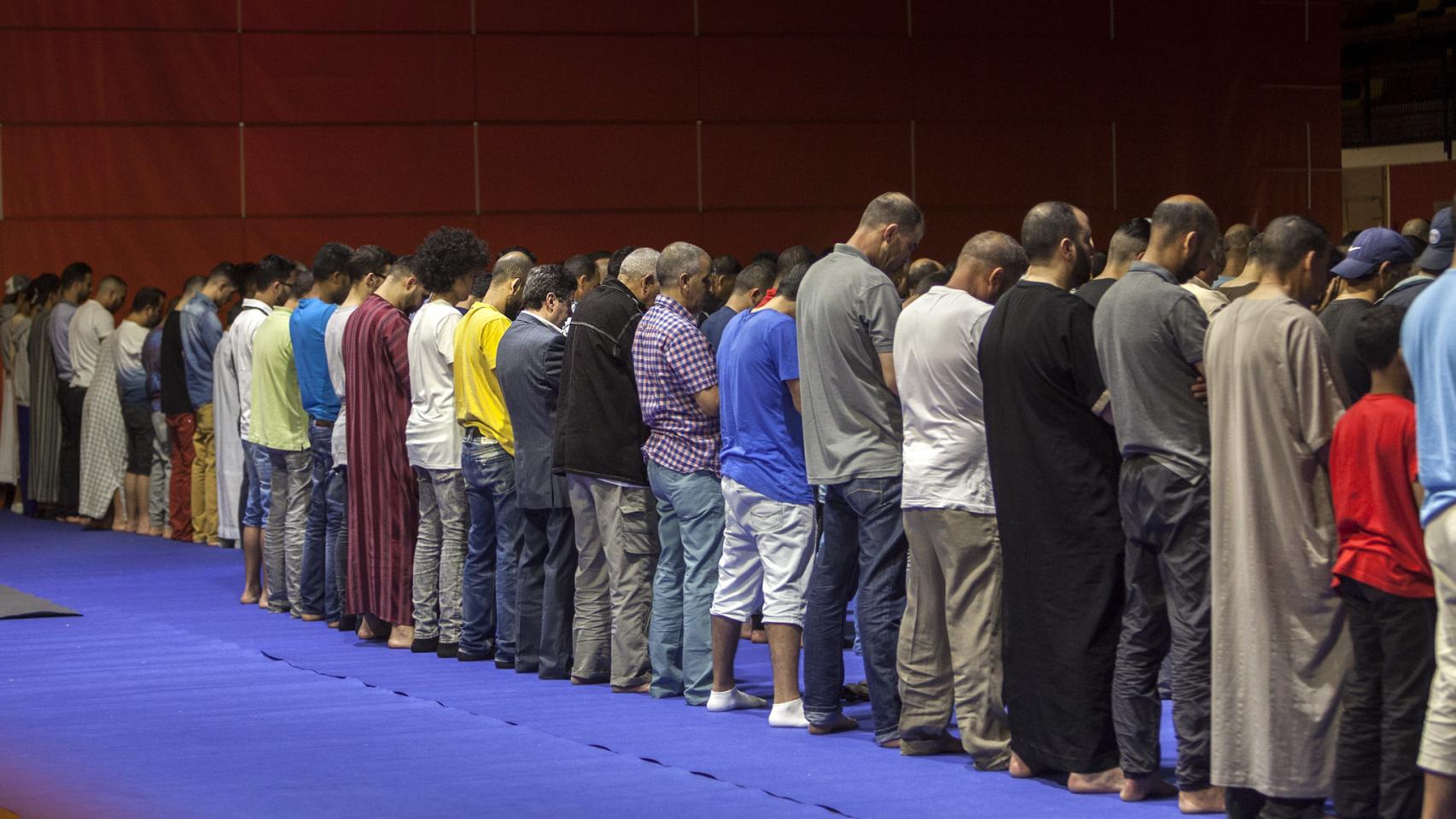 Mohamed, el único ataviado con traje, durante el rezo en la mezquita.