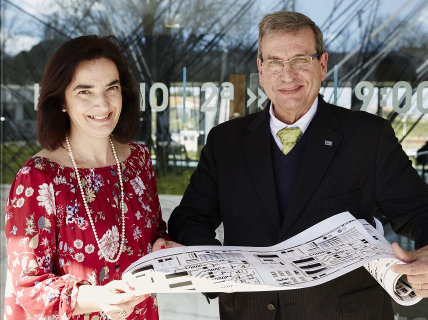 Elvira Fortunato y Rodrigo Martins, junto a su transistor de papel.