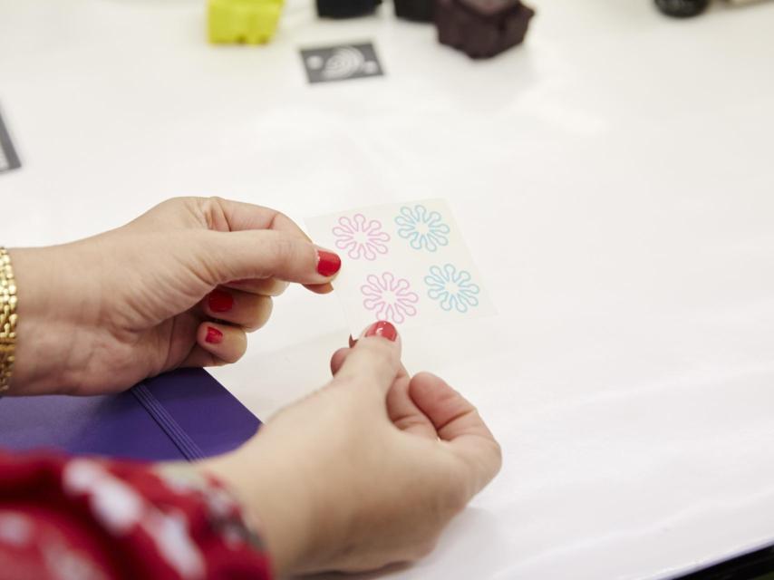 Parecen pegatinas, pero son transistores.