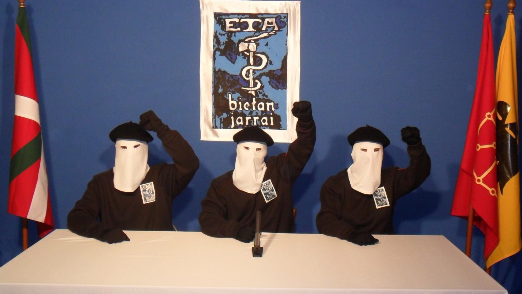 Miembros de ETA anuncian el cese de su actividad.