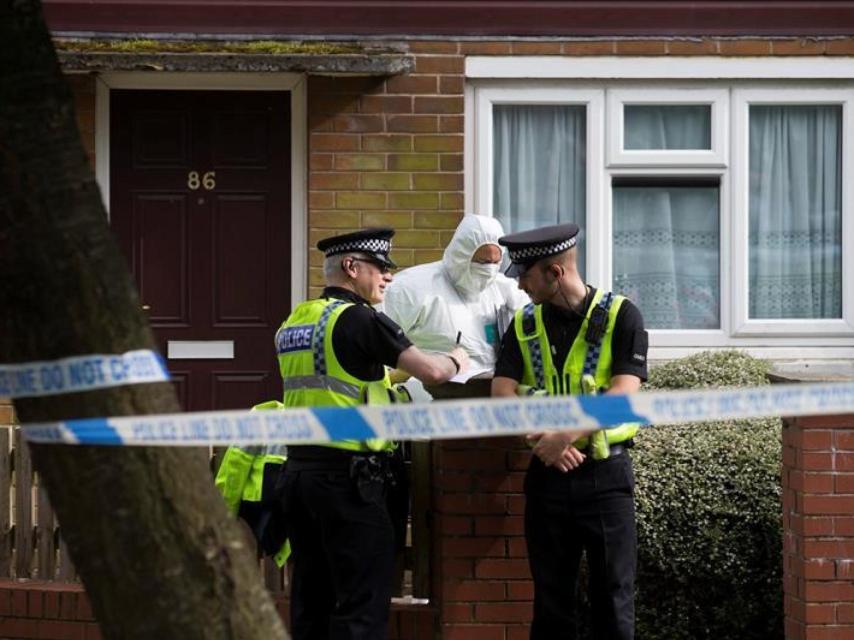 Agentes de la policía hacen un registro en la casa del sospechoso del asesinato de Joe Cox