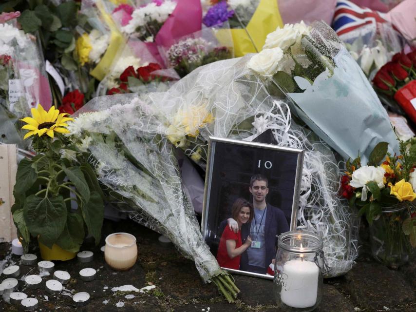 Una foto de Jo Cox junto a su marido Brendan ante el número 10 de Downing Street honra su memoria.