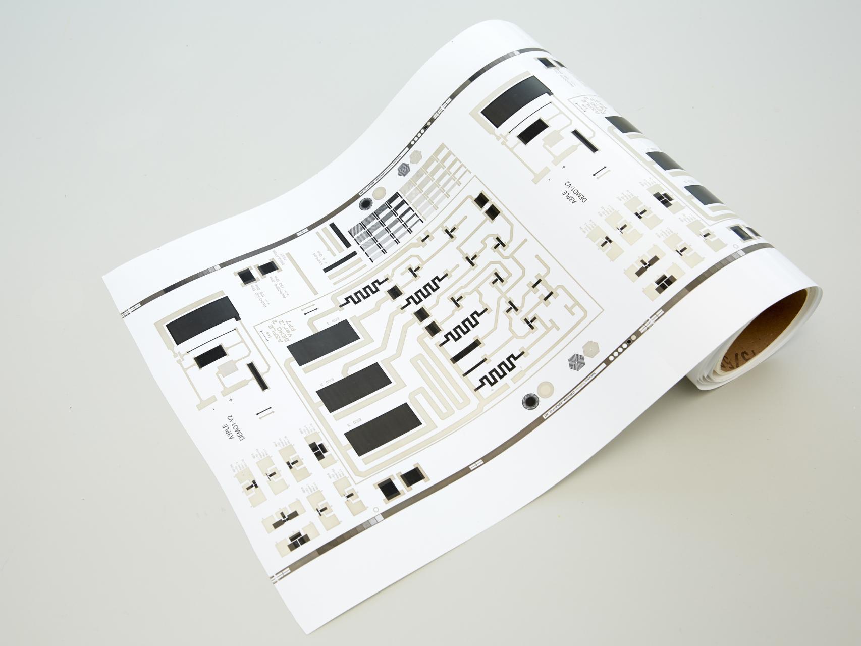 Un rollo de papel con transistores insertados.