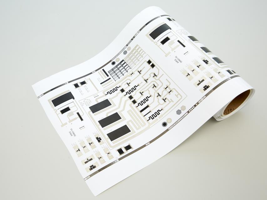 Un rollo de papel con transistores insertados.