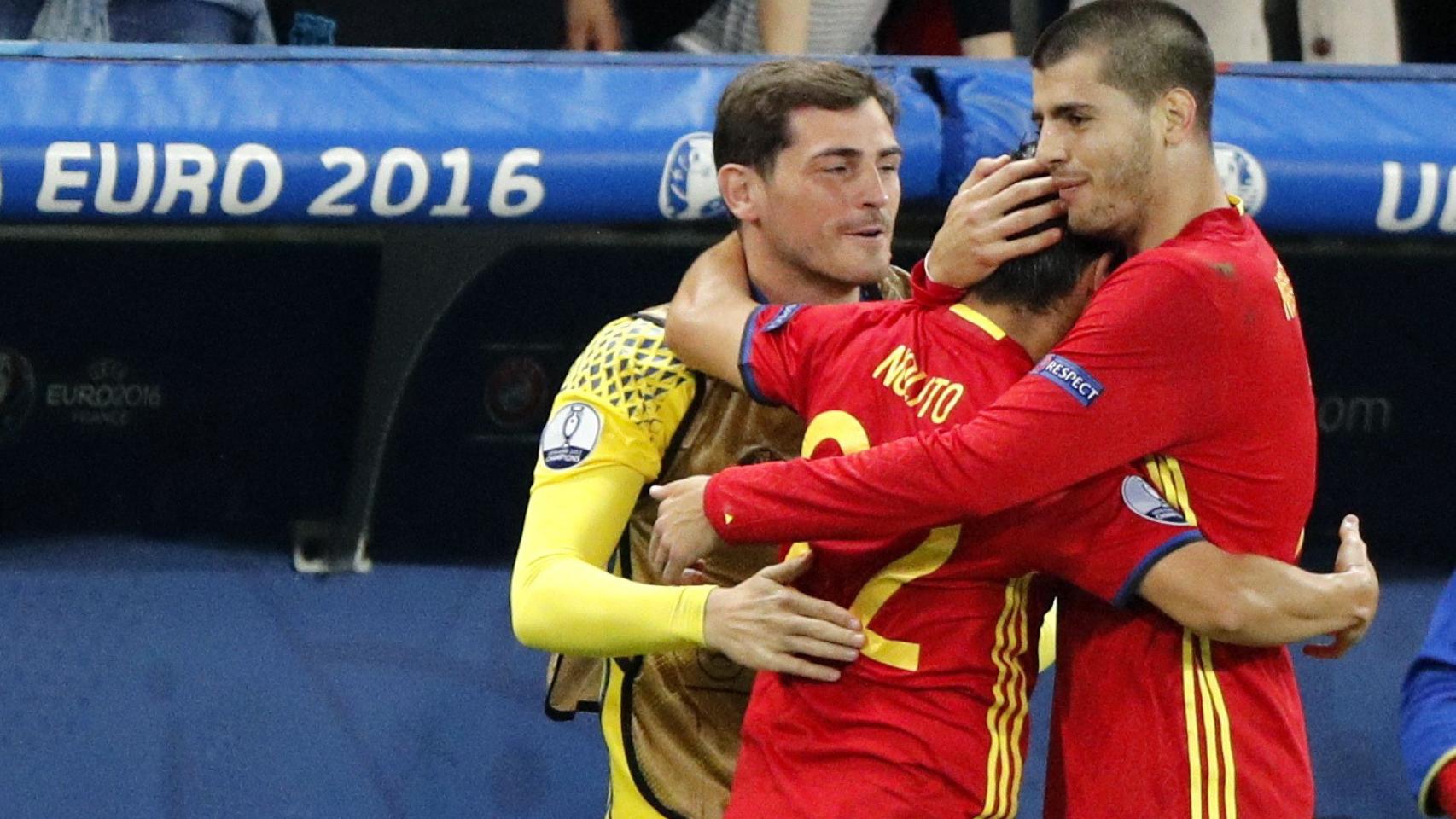 Nolito celebró su tanto con Casillas y Morata en el banquillo.