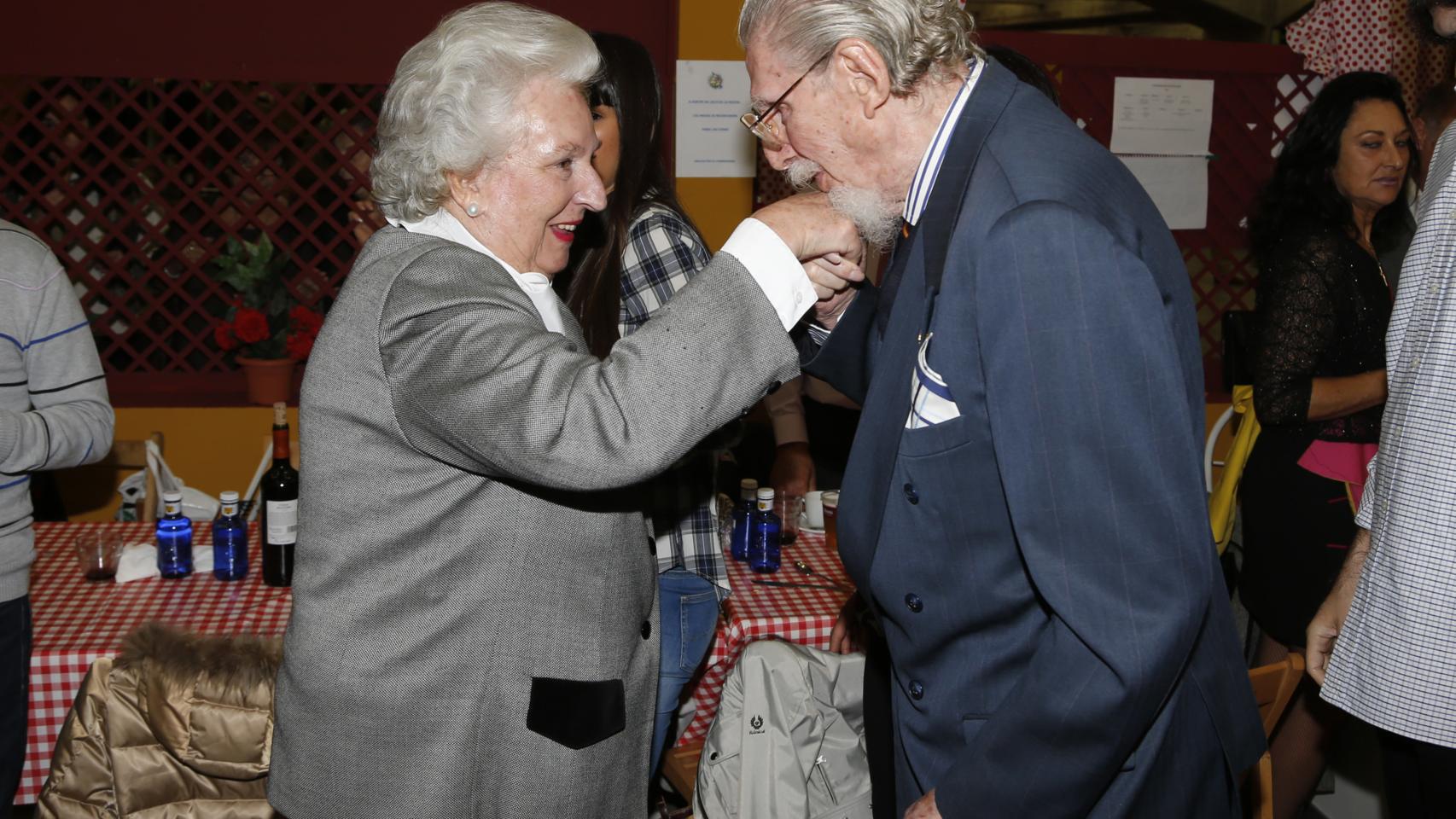 Don Leandro saludando a la infanta Pilar en el Rastrillo Nuevo Futuro