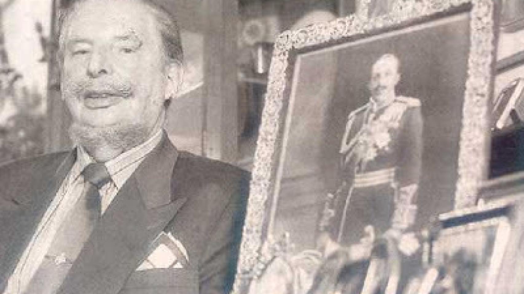 Leandro con una fotografía de su padre el rey Alfonso XIII