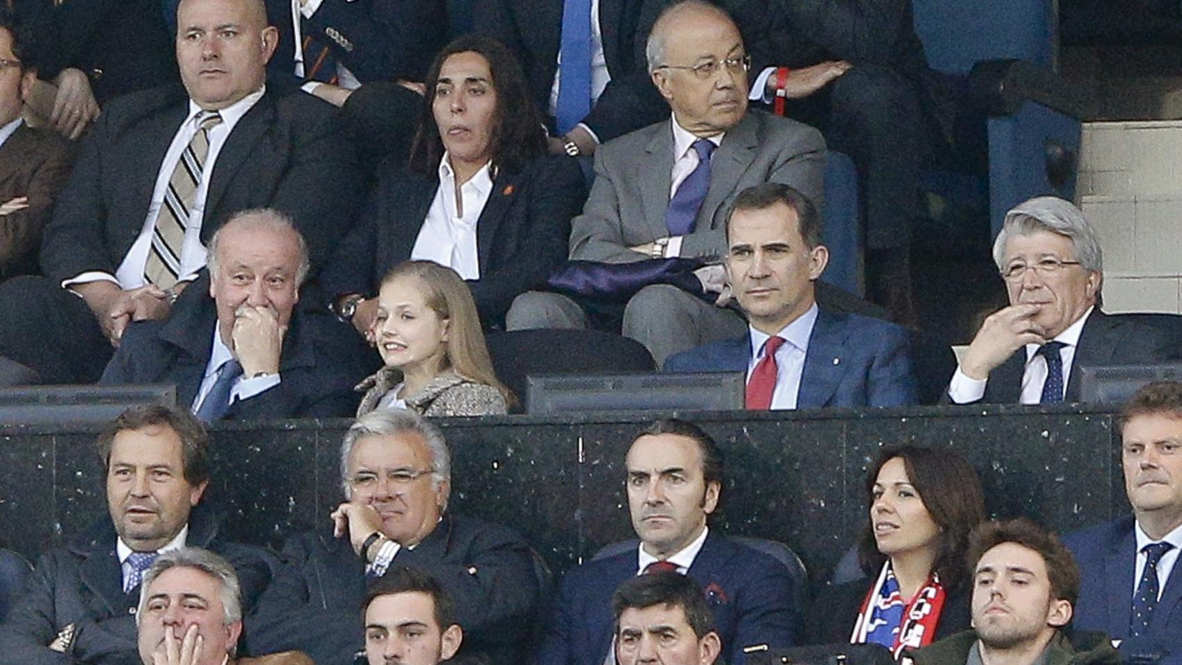 La infanta Leonor junto a su padre, Vicente del Bosque y Enrique Cerezo.