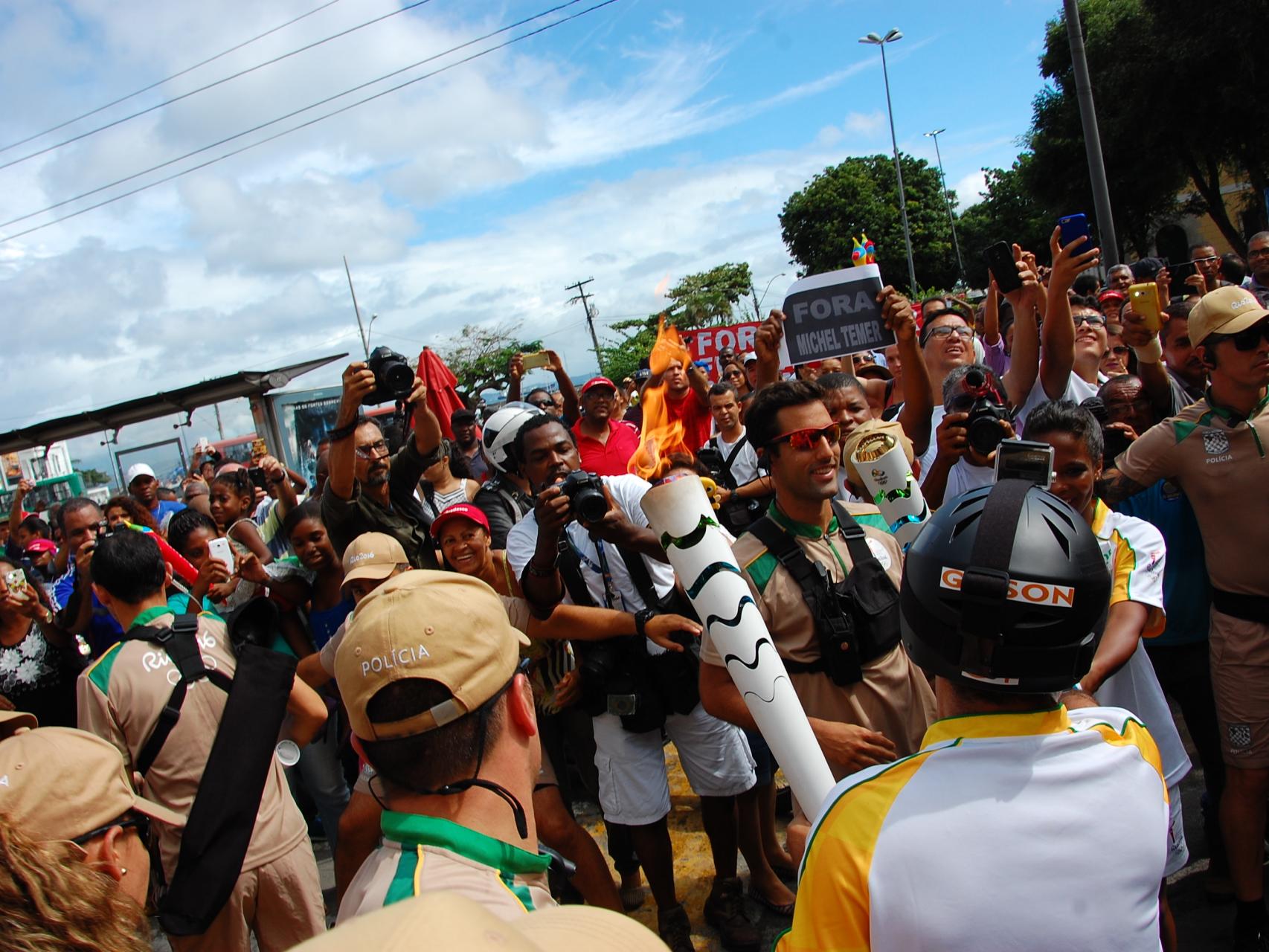 Protesta con la antorcha olímpica de testigo.