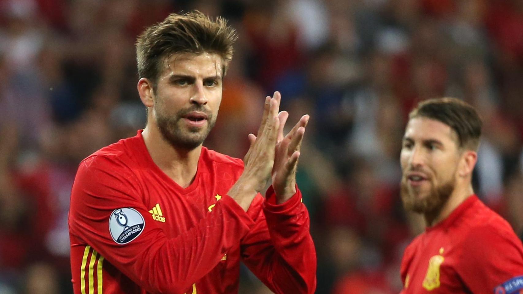 Piqué (8): Ha llegado a la Eurocopa en el mejor momento de la temporada, extendiendo su final de curso en el Barcelona en su gran inicio con gol ante la República Checa y la firmeza en el centro de la defensa ante Turquía. Firme en el juego aéreo, acertado con el balón en los pies, rápido al corte. De nuevo pudo marcar, pero en esta ocasión con todo a su favor, picó en exceso a los 12 minutos el córner botado por Silva.