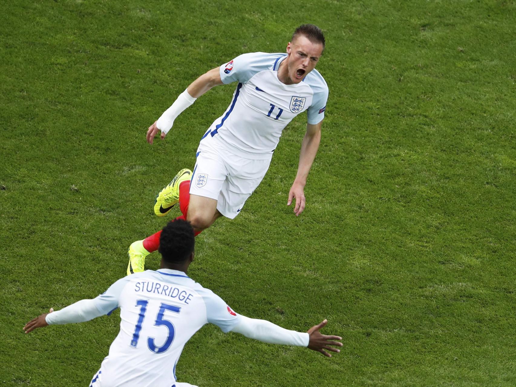 Vardy y Sturridge celebran un gol ante Gales.
