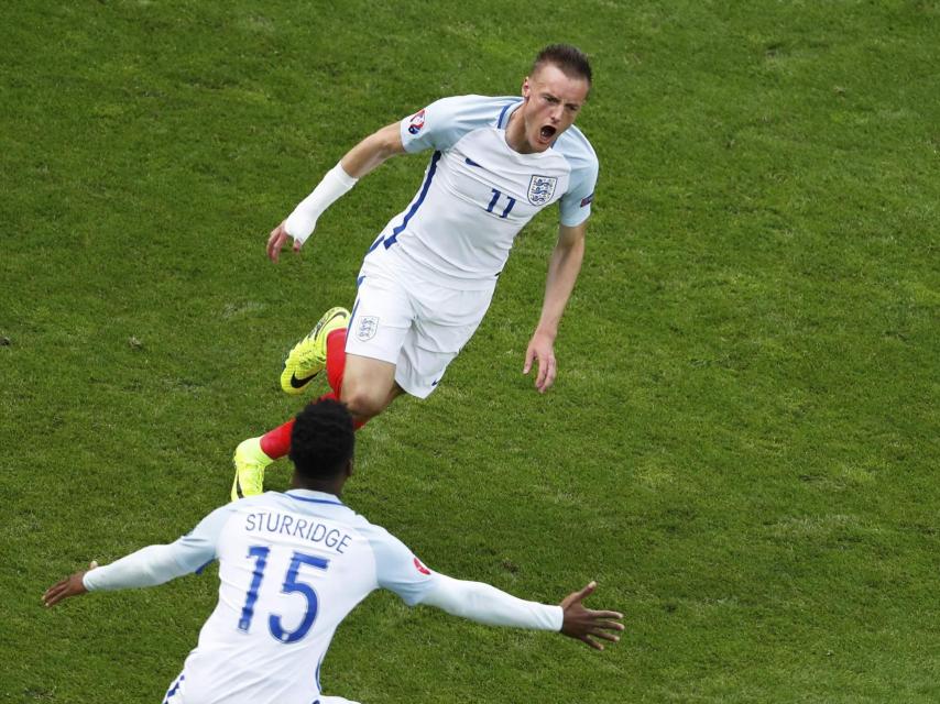 Vardy y Sturridge celebran un gol ante Gales.