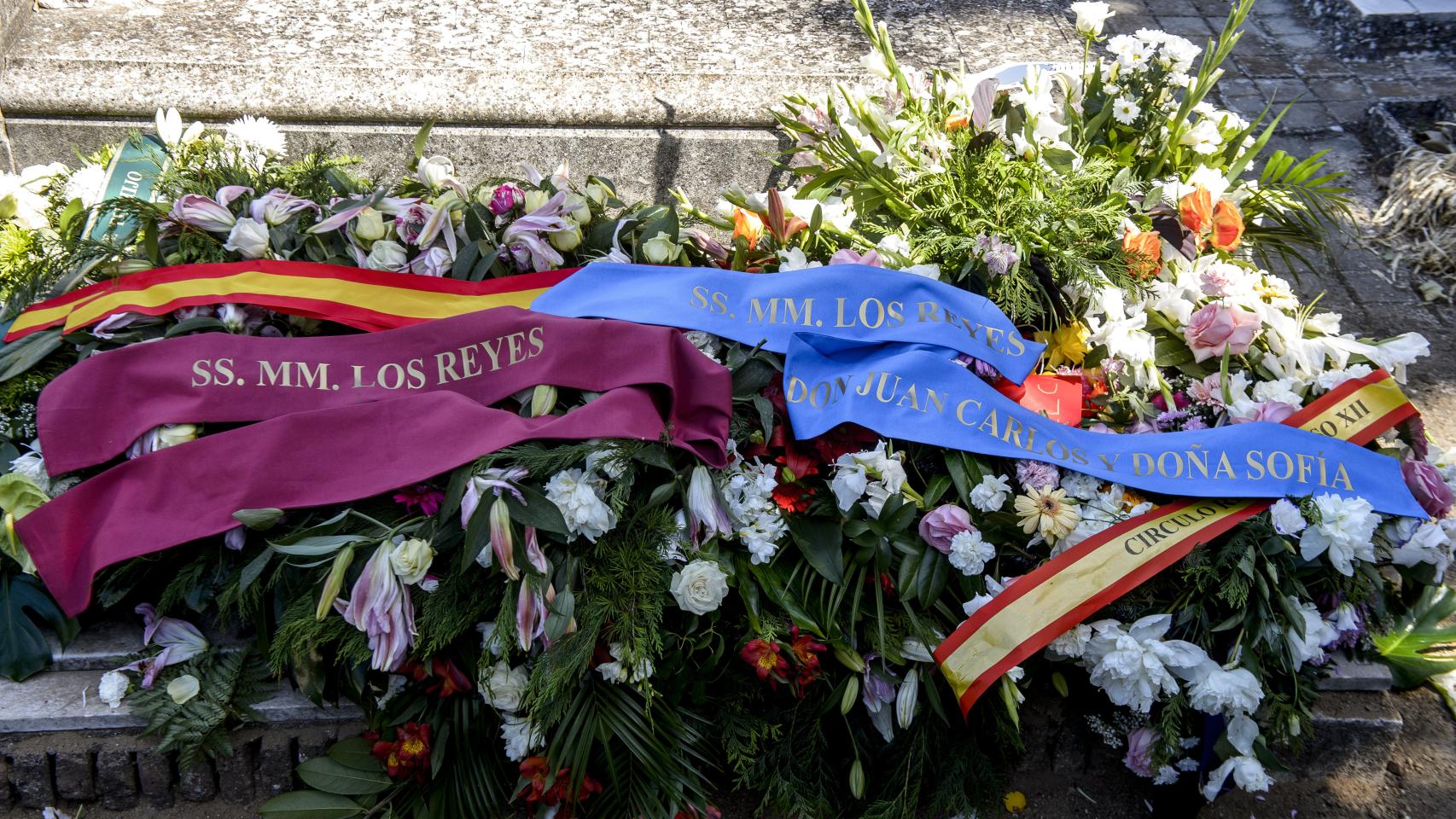 Coronas de flores enviadas por los Reyes y los monarcas eméritos
