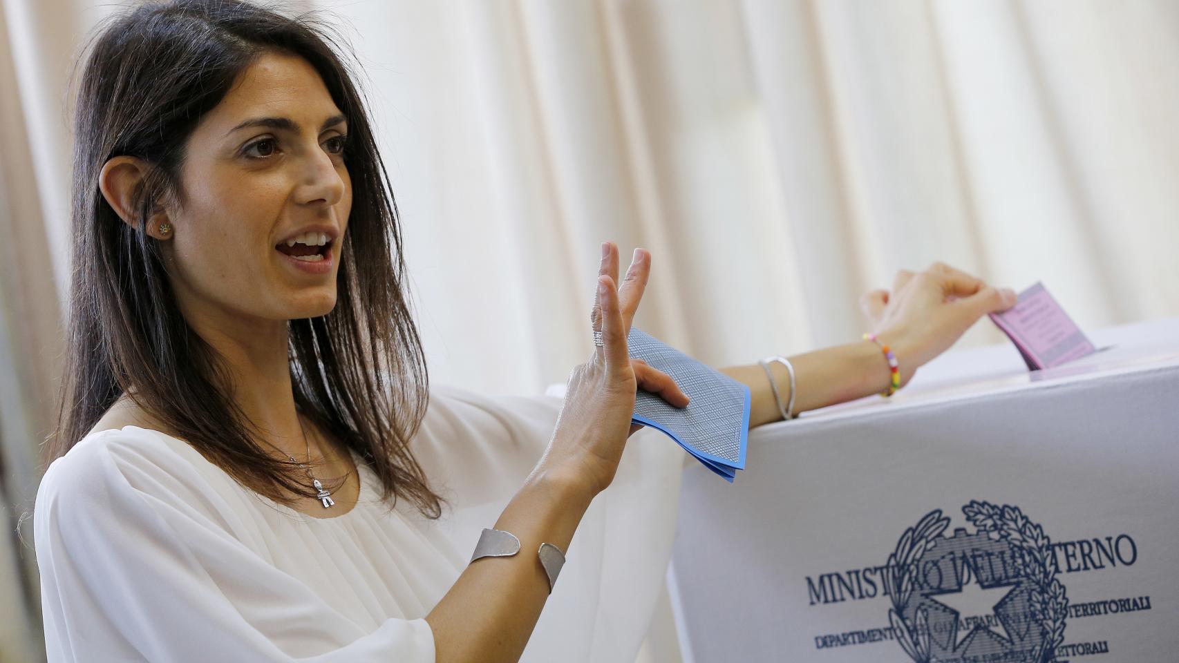 Virginia Riggi ejerciendo su derecho a voto