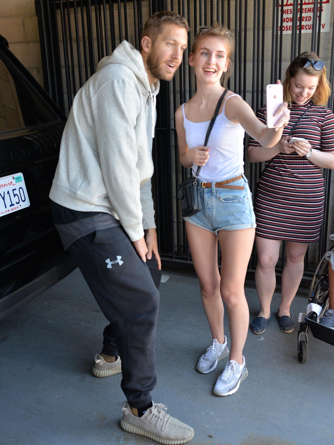 Calvin harris haciéndose un selfie con una fan