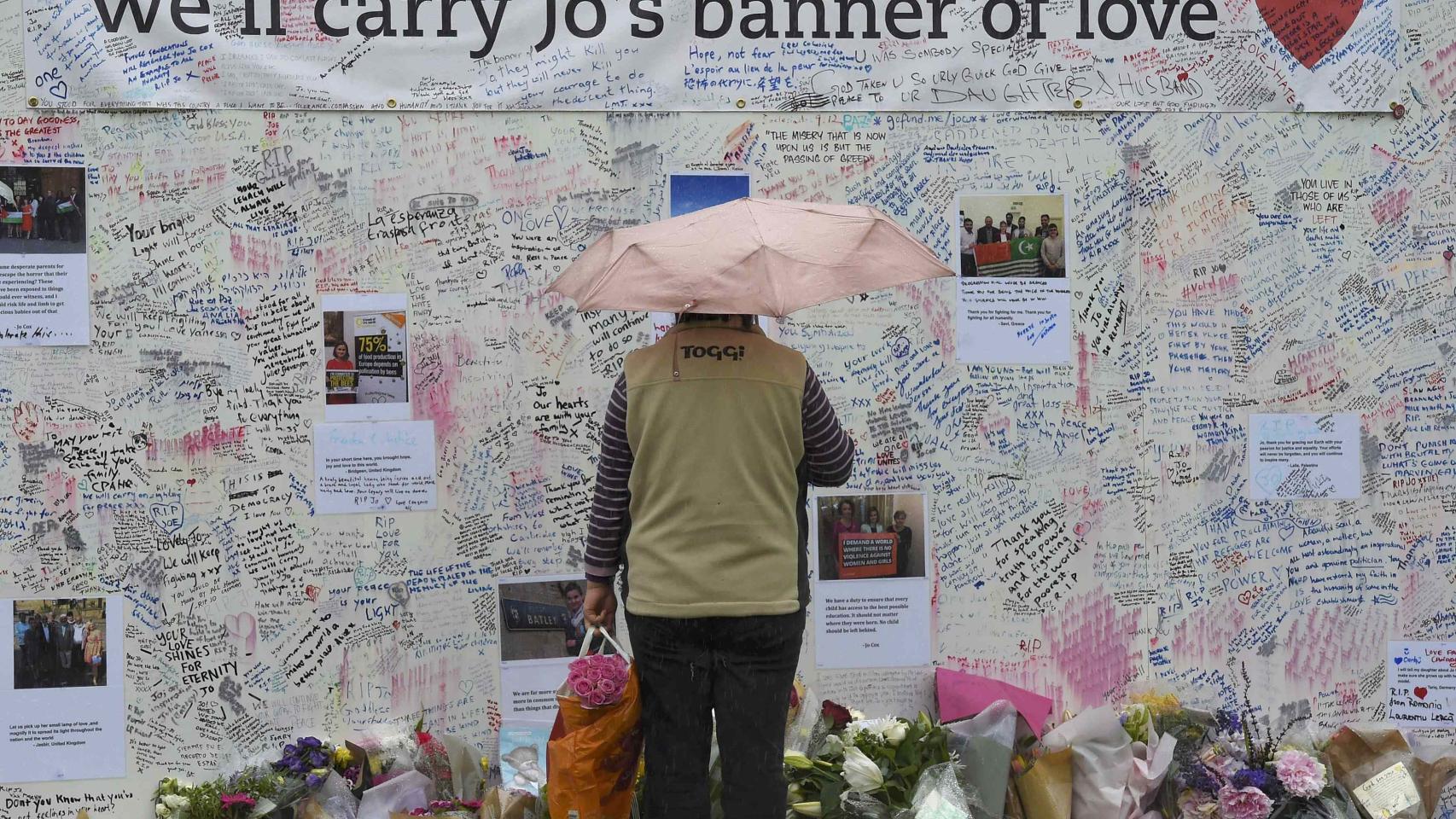 Mural con mensajes para Jo Cox en las cercanías de Westminster este lunes
